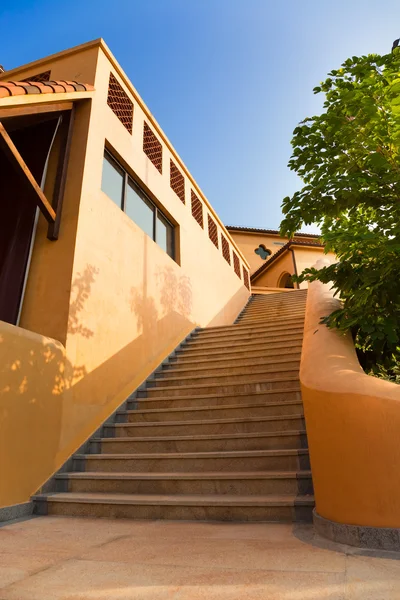 Utvändiga trappor i en ny byggnad — Stockfoto