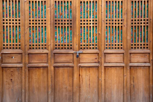 Закрытая деревянная дверь — стоковое фото
