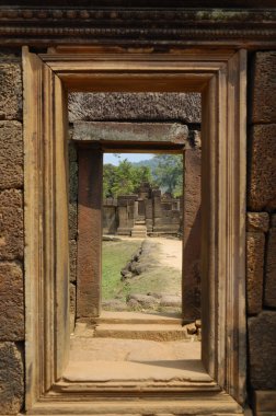 Kapı girişinde durduğumu ve angkor yontucu duvar