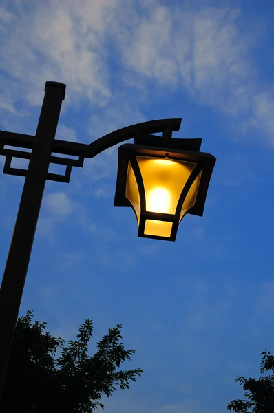 Luz de rua ao anoitecer — Fotografia de Stock