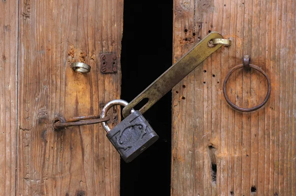 Cadeado e porta de madeira — Fotografia de Stock