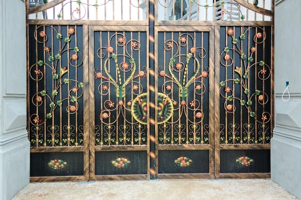 Kovová brána — Stock fotografie