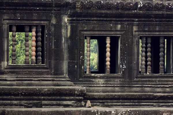 Sculpted wall and windows, Angkor Wat — Stock Photo, Image