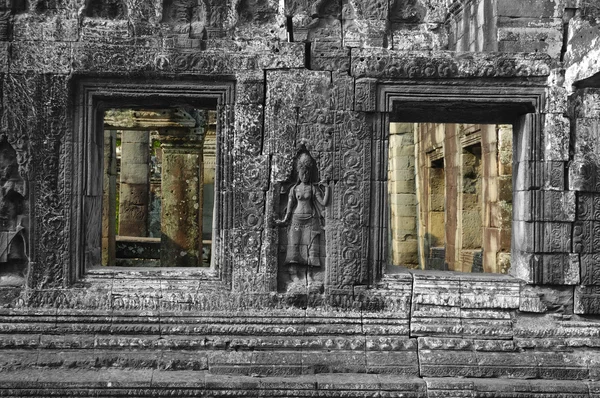 Sculpted wall and windows, Angkor Wat — Stock Photo, Image