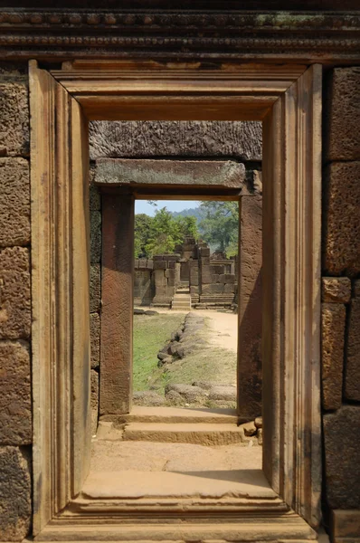 Doorway and sculpted wall in angkor — Stock Photo, Image