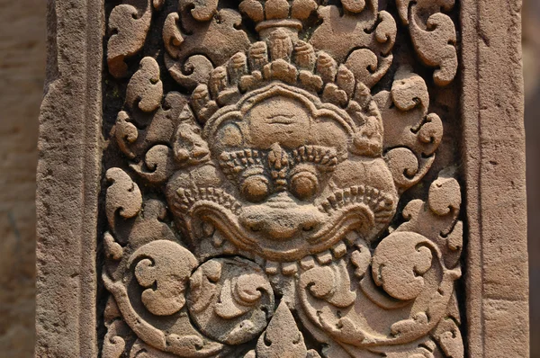 Gebeeldhouwde stenen gezicht in een tempel — Stockfoto