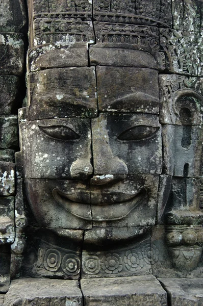 Vytesané kamenné tváře v chrámu — Stock fotografie