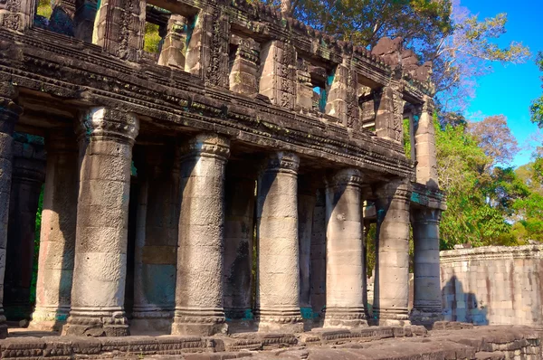Kuil dengan kolom di Angko — Stok Foto