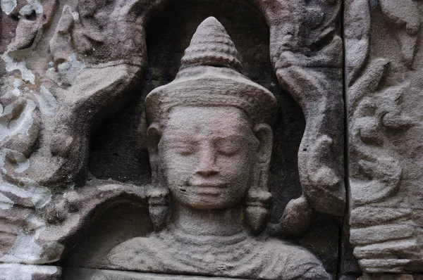 Volto di pietra scolpita in un tempio — Foto Stock