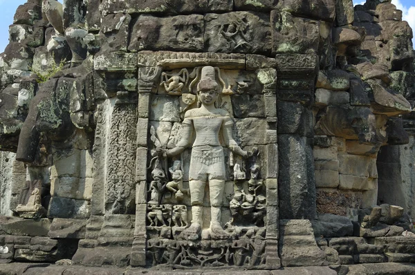 Tapınakta yontulmuş taş duvar — Stok fotoğraf