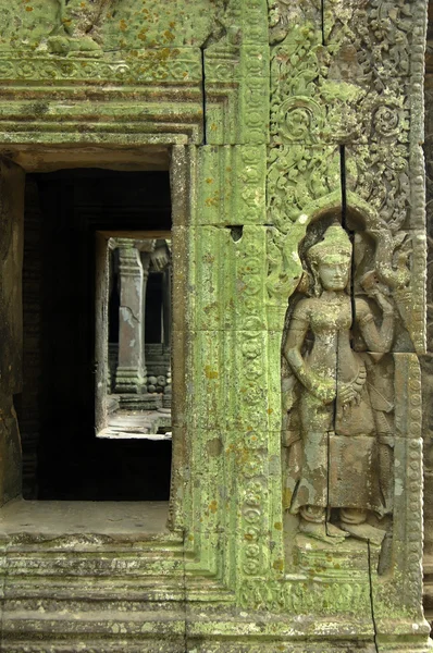 Doorway and sculpted wall in angkor — Stock Photo, Image