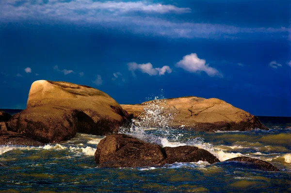Pedras no mar à noite — Fotografia de Stock