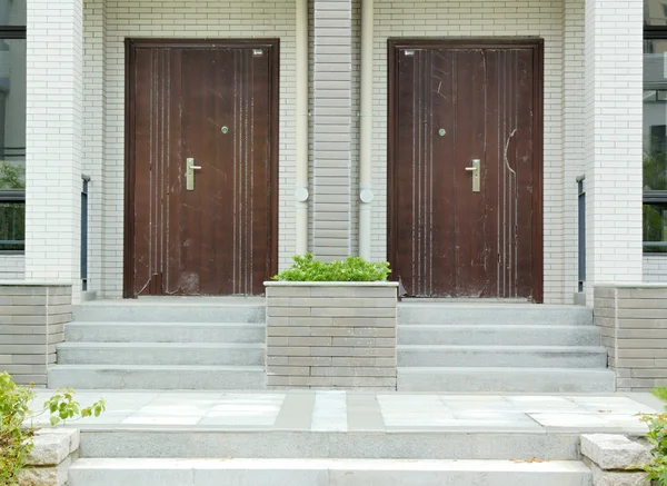 Две коричневые двери — стоковое фото