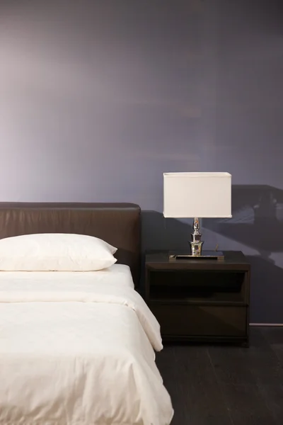 Wnętrza nowoczesne łóżko w pokoju — Zdjęcie stockowe