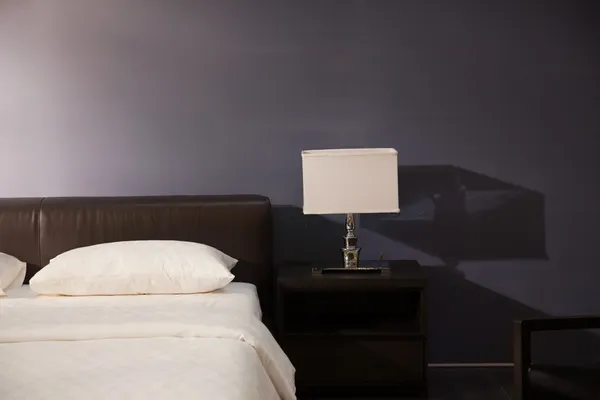 Современный интерьер спальни — стоковое фото