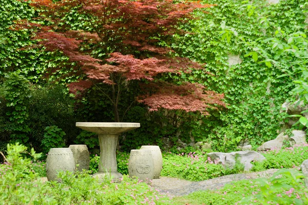 Каменный круглый стол и стулья — стоковое фото