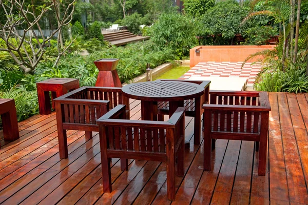 Casa patio con mesa y sillas — Foto de Stock