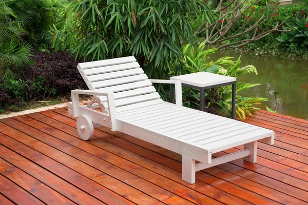 Houten verstelbare stoel in een tuin — Stockfoto