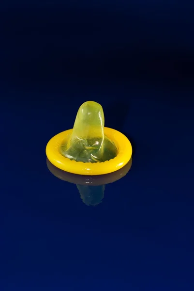 Preservativo giallo — Foto Stock