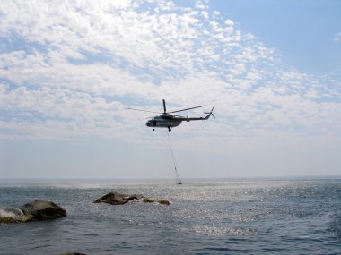 denizin üzerinde helikopter