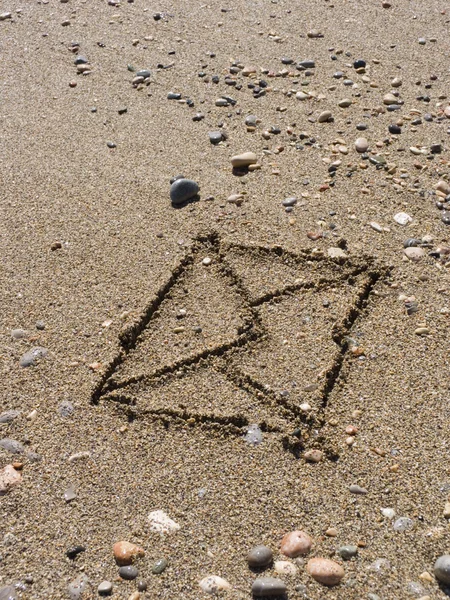 Envelope em areia do mar molhada — Fotografia de Stock