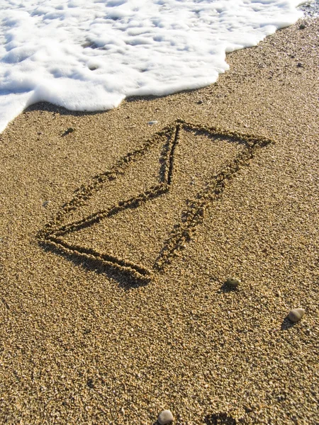 Enveloppe sur sable marin humide — Photo