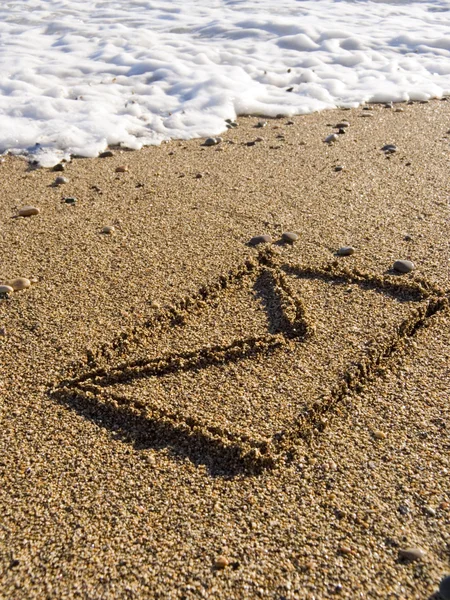 Обертка на мокром морском песке — стоковое фото