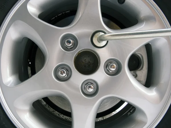Sustitución de una rueda de automóvil —  Fotos de Stock