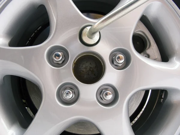 Substituição de uma roda de automóvel — Fotografia de Stock