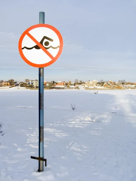 Знак: no swimming — стоковое фото