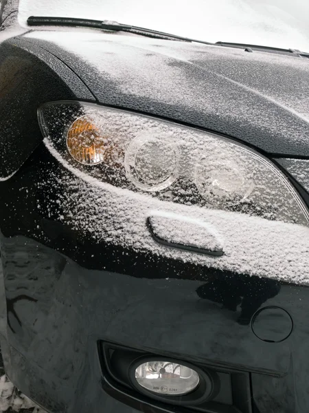 Svarta bilen i snö — Stockfoto