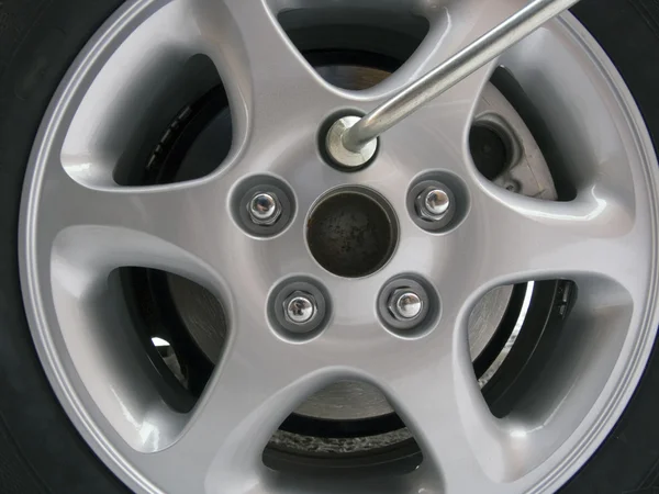 Substituição de uma roda de automóvel — Fotografia de Stock