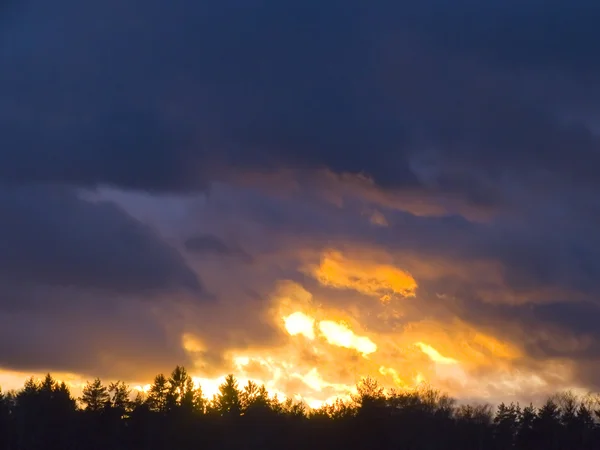 เมฆที่สว่างไสวในท้องฟ้า — ภาพถ่ายสต็อก