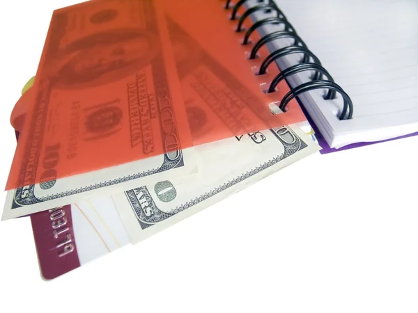 Caderno com dólares e cartão de crédito — Fotografia de Stock