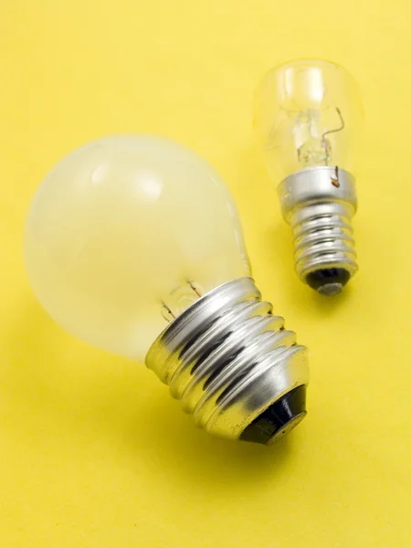 Malé a velké elektrické žárovky — Stock fotografie