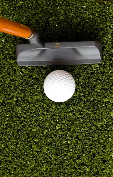 Bola de golfe e pau — Fotografia de Stock