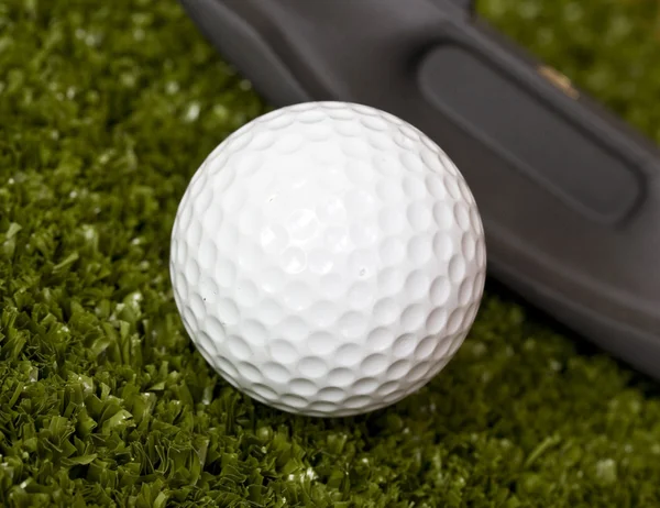 Golfball und Schläger — Stockfoto