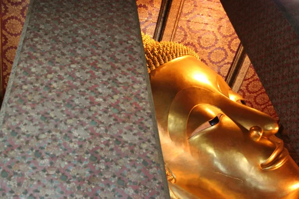 横になっている黄金の仏像 — ストック写真