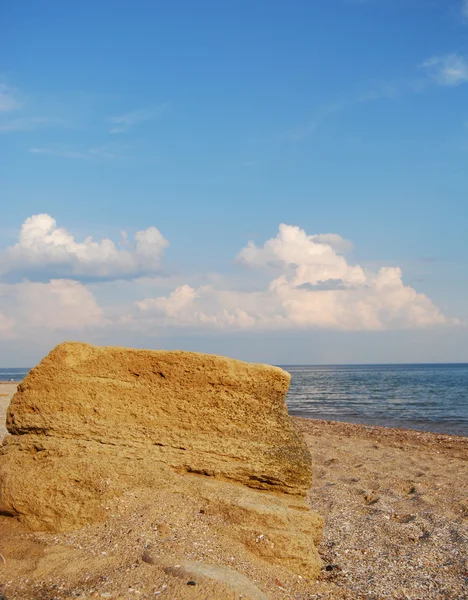 Roca en la playa — Foto de Stock