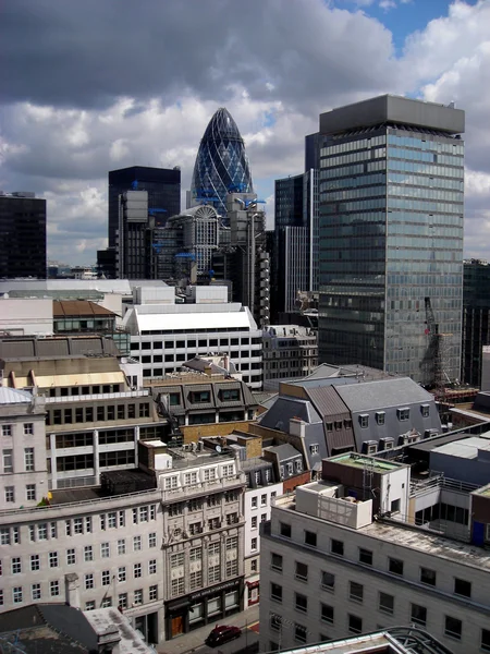 ロンドンのモニュメントから見た超高層ビル — ストック写真