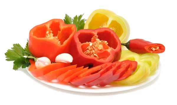 Pimientos rojos, amarillos y anaranjados en un plato —  Fotos de Stock
