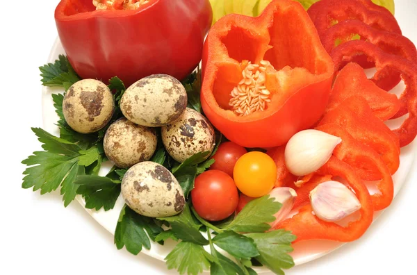 Свежие перепелиные яйца с помидорами и перцем — стоковое фото