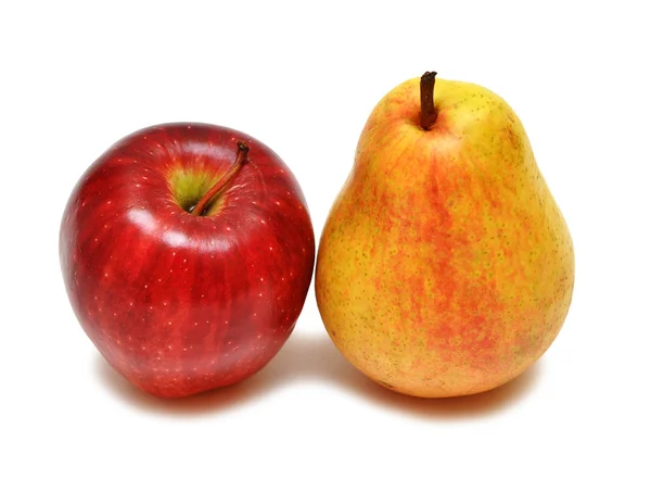 Červené jablko a žlutá hruška — Stock fotografie