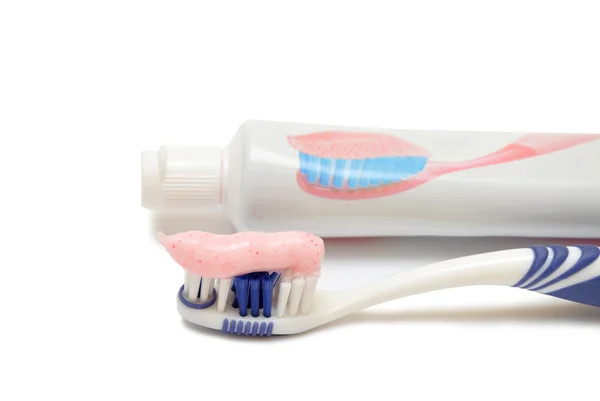 Зубная щетка рядом с зубной пастой — стоковое фото