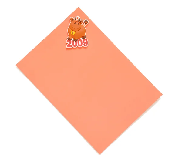 Розовый лист бумаги, прикреплённый к стене — стоковое фото