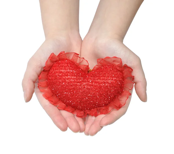 Coração vermelho nas mãos femininas — Fotografia de Stock