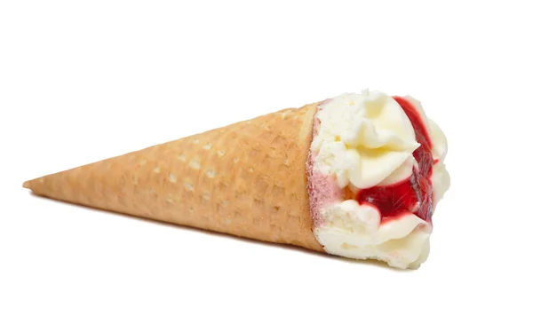 Cono de helado de fresa —  Fotos de Stock