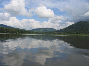 Lake manzherok, yansımanın bulutlar