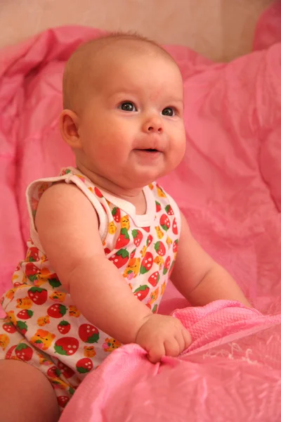 A kislány egy rózsaszín háttér — Stock Fotó