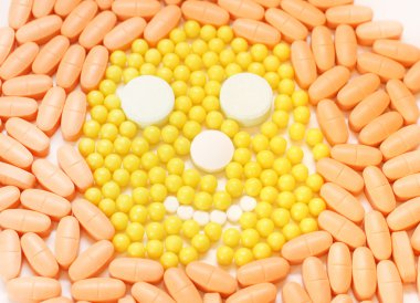 bir bardağa ortaya konulan vitamin